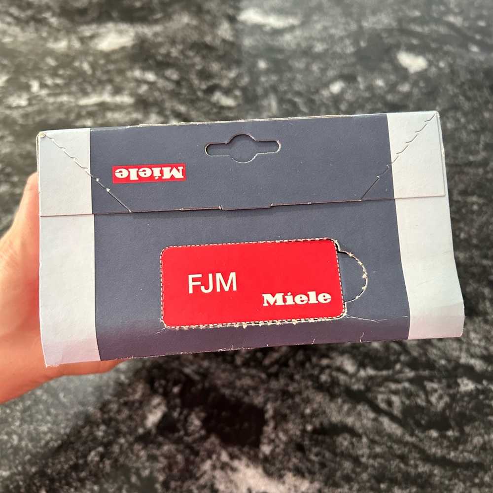 Miele AirClean 3D Efficiency Vacuum Bags - White and Red - Picture 6 of 6